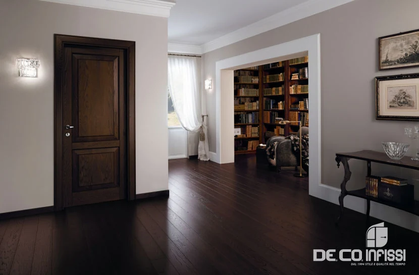 Interno con porta in legno scuro realizzata su misura