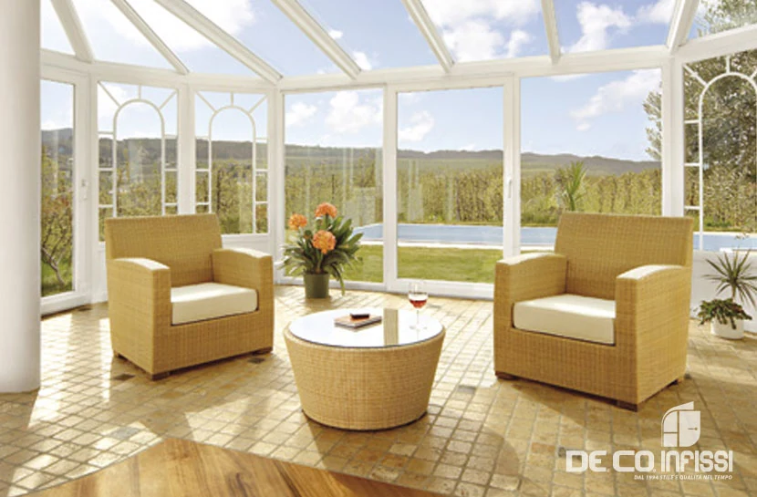 Veranda luminosa con serramenti bianchi in PVC